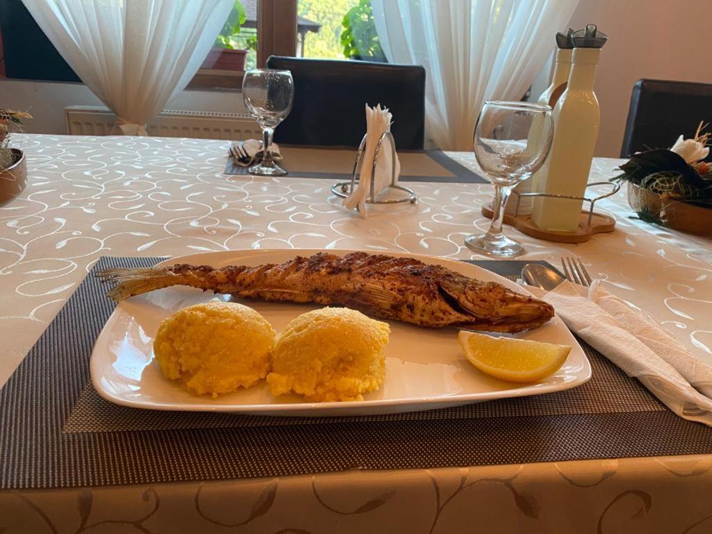 Pensiunea Deian-Clisura Dunarii Moldova Noua Extérieur photo