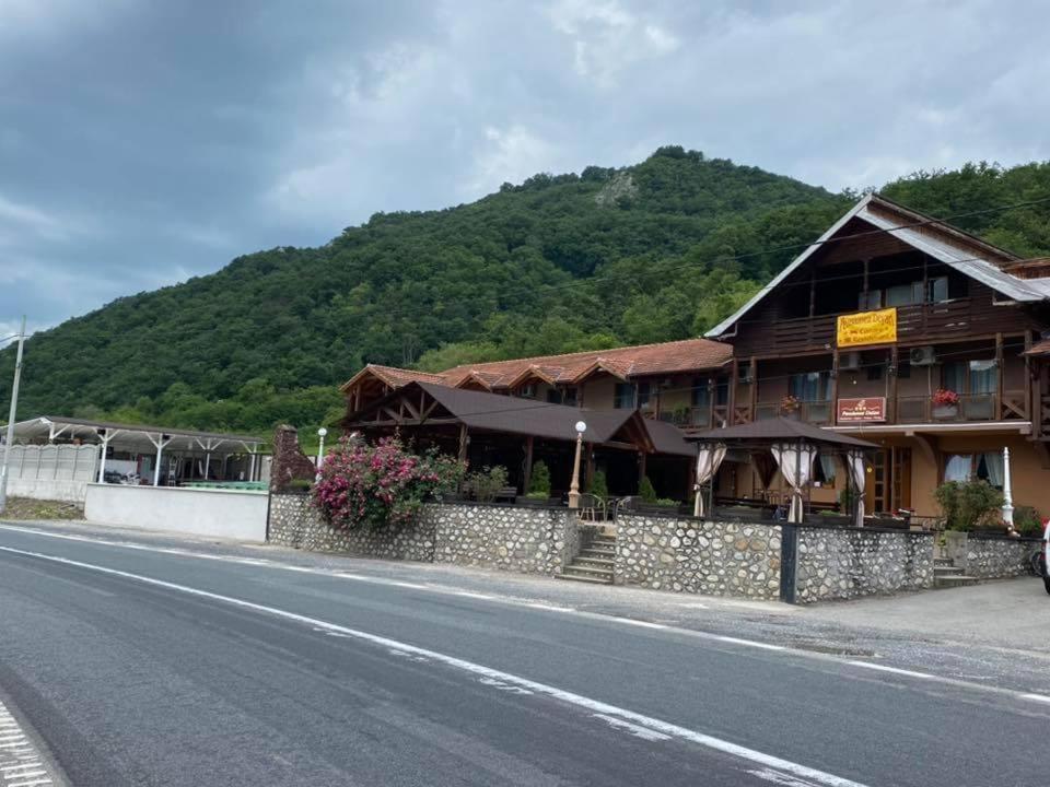 Hotel Pensiunea Deian-Clisura Dunarii à Moldova Noua Extérieur photo