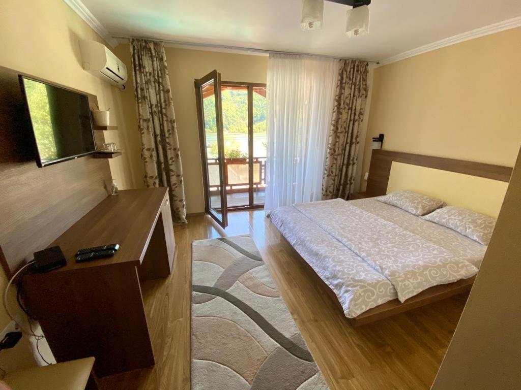 Pensiunea Deian-Clisura Dunarii Moldova Noua Extérieur photo